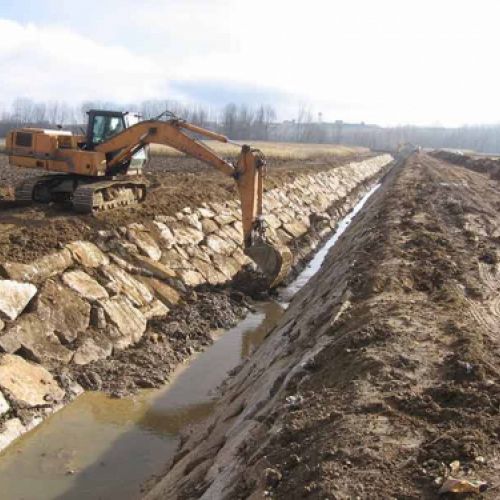 Trabajos de limpieza de canal de agua