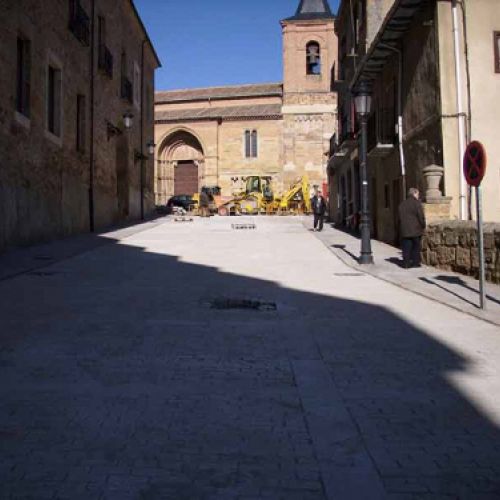 Viario pavimentado con adoquín de granito cizallado